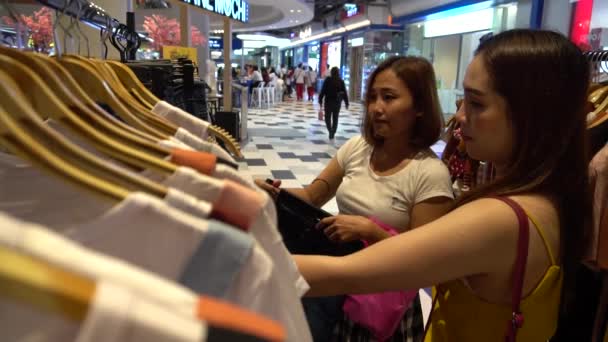 Amigas Seleccionando Ropa Centro Comercial Concepto Compras — Vídeos de Stock