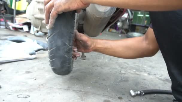 Närbild Man Reparera Motorcykel — Stockvideo