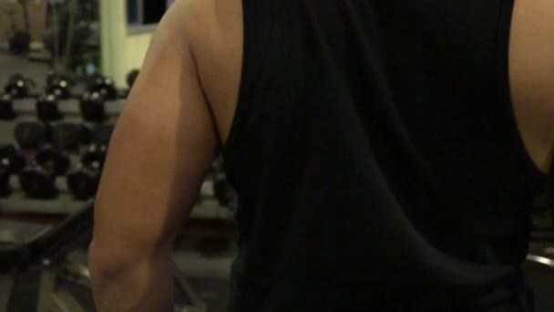 Portrait Musclé Asiatique Homme Formation Dans Salle Gym Exercice Poids — Video