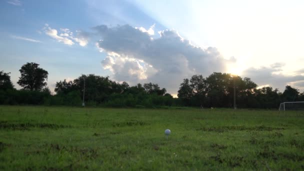 Mężczyzna Golfista Gra Golfa Trawiastym Polu — Wideo stockowe