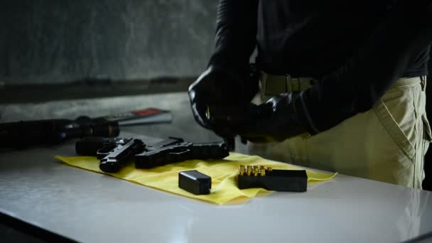 Close Του Αστυνομικού Συναρμολόγηση Όπλο Στο Σκοτεινό Δωμάτιο — Αρχείο Βίντεο