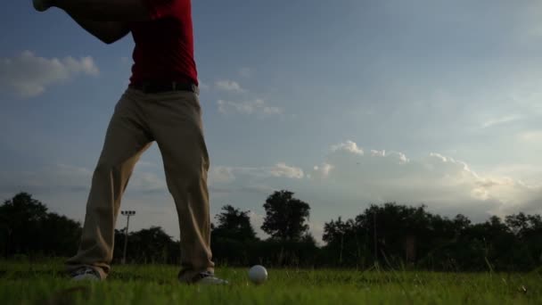 Mężczyzna Golfista Gra Golfa Trawiastym Polu — Wideo stockowe