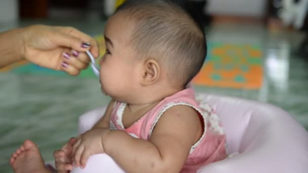 Mutter Füttert Süßes Asiatisches Baby — Stockvideo