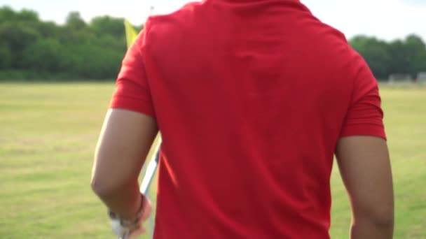 Αρσενικό Golfer Παίζει Γκολφ Στο Γρασίδι Τομέα — Αρχείο Βίντεο