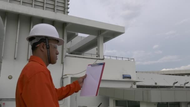 Inspector Ingeniería Masculino Con Equipo Control Portapapeles Techo Planta Hablando — Vídeos de Stock