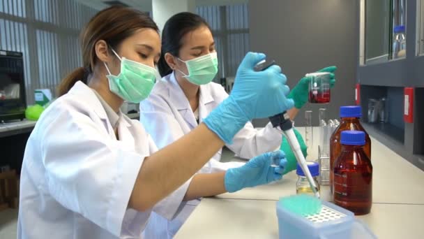 Câmera Lenta Duas Mulheres Asiáticas Cientistas Fazendo Testes Laboratório Farmacêutico — Vídeo de Stock