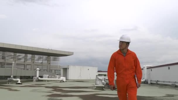 Inspector Ingeniería Masculino Con Portapapeles Equipo Radio Caminando Comprobando Techo — Vídeo de stock