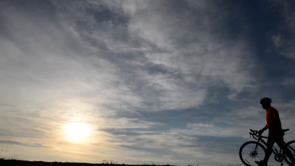 Silhouette Eines Mannes Der Bei Sonnenuntergang Fahrrad Fährt — Stockvideo