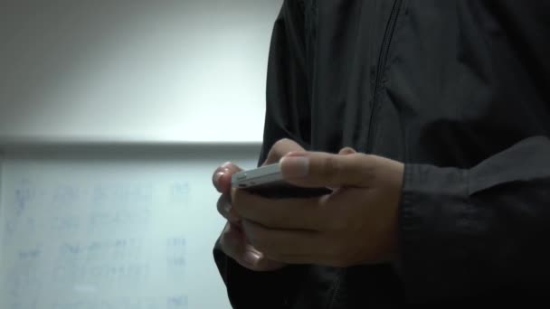 Akıllı Telefon Kullanarak Erkek Elleri Kapat — Stok video