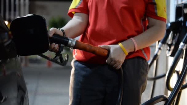 Trabajador Que Tiene Repostaje Bombas Gasolina Con Boquilla Combustible — Vídeo de stock