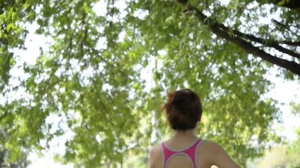 Giovane Donna Asiatica Che Esercizi Nel Parco Durante Giorno — Video Stock