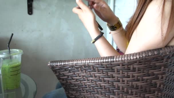 Νεαρή Ασιάτισσα Που Χρησιμοποιεί Smartphone Στο Καφέ — Αρχείο Βίντεο