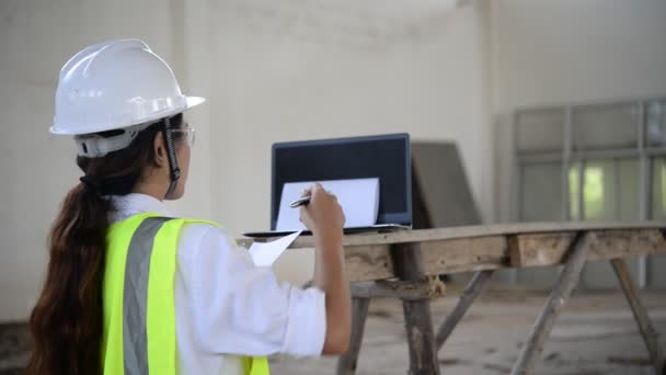 Vrouwelijke Ingenieur Maakt Notities Tijdens Het Controleren Van Hangar Nieuwe — Stockvideo