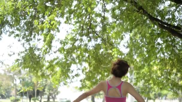 Giovane Donna Asiatica Che Esercizi Nel Parco Durante Giorno — Video Stock