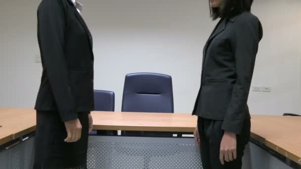 Две Азиатские Деловые Женщины Обсуждают Офисе — стоковое видео