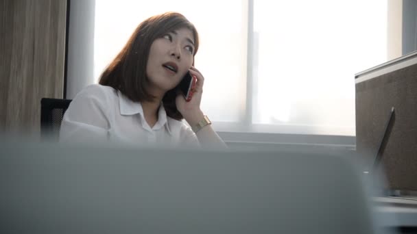 Asiatische Geschäftsfrau Die Während Ihrer Arbeit Büro Mit Dem Smartphone — Stockvideo