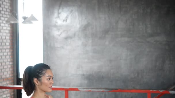 Asiatique Sportive Femme Formation Dans Salle Gym Séance Entraînement Vidéo — Video