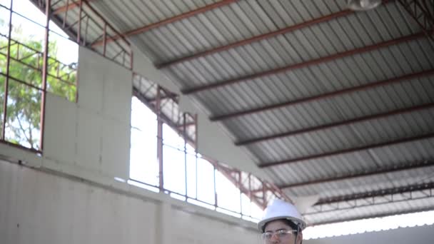 femme ingénieur vérifier hangar, nouveau lieu pour les entreprises   