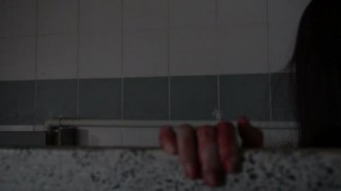 Asyalı kadın portresi kanla, korku sahnesiyle, korkunç geçmişiyle, Cadılar Bayramı posteriyle, Taylandlı insanlarla dolu.