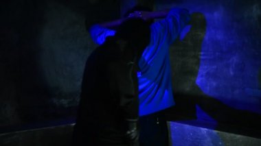 Polisin bir adamı suçtan tutukladığı görüşü