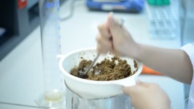 Laboratuvarda çalışan kadın bilim adamı.