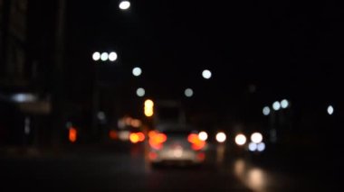 Arka planda bulanık şehir ışıkları var. 