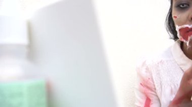 Asyalı kadın portresi kanla, korku sahnesiyle, arkaplanla hayalet yüzü.