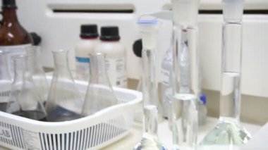 Laboratuvarda çalışan kadın bilim adamı.