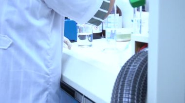 Laboratuvarda çalışan kadın bilim adamı.