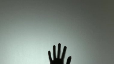 Erkek siluetinin kapağını kapat.  