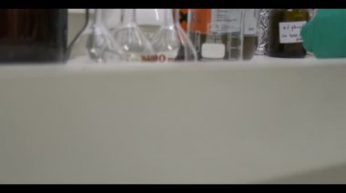 Laboratuvarda çalışan bilimadamlarına yakın çekim