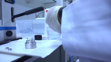 erkek bilim adamı laboratuarda çalışıyor.