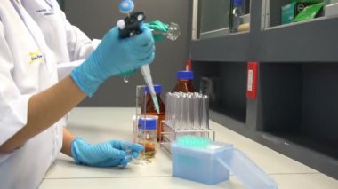 Laboratuvarda çalışan kadın bilim adamı.