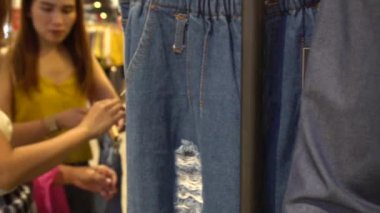 Alışveriş merkezinde kıyafet seçen kadın arkadaşlar, alışveriş konsepti.