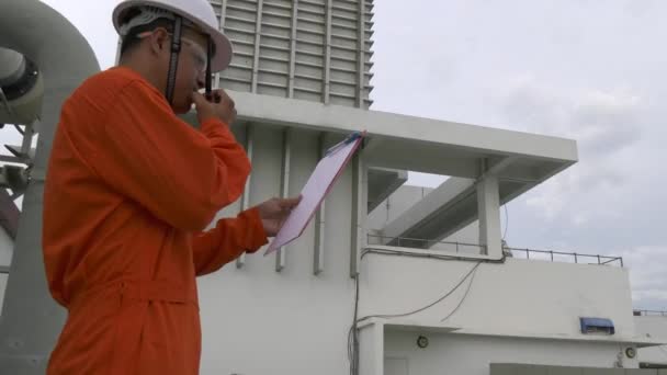 Fabrikanın Çatısında Pano Kontrol Ekipmanlarıyla Erkek Mühendis Müfettişi Radyo Setinde — Stok video