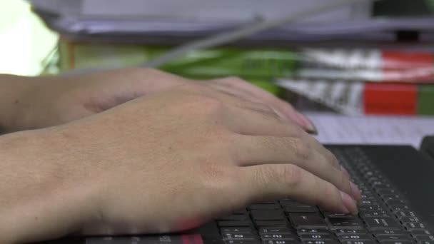 Primer Plano Las Manos Femeninas Escribiendo Teclado — Vídeos de Stock