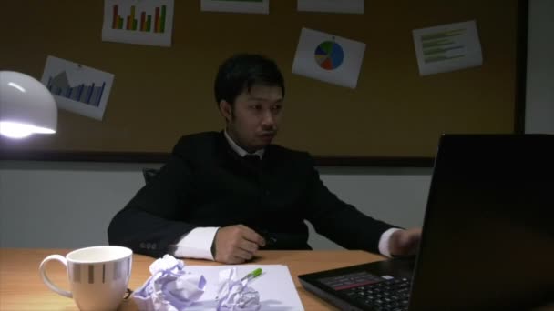 Asiatischer Geschäftsmann Arbeitet Büro — Stockvideo