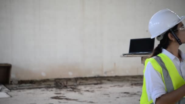 Kobieta Inżynier Robi Notatki Podczas Sprawdzania Hangaru Nowa Lokalizacja Dla — Wideo stockowe