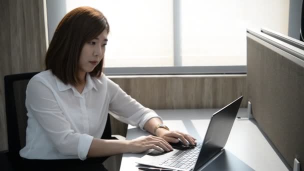Mulher Negócios Asiática Digitando Laptop Enquanto Trabalhava Escritório — Vídeo de Stock