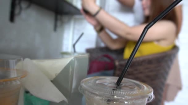 Kvinnliga Vänner Att Göra Selfie Smartphone Medan Sitter Café — Stockvideo