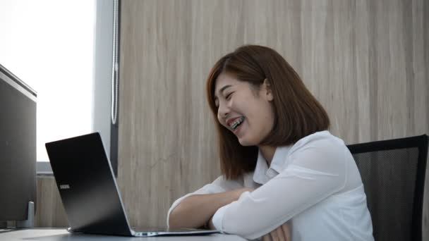 Asiática Mujer Negocios Riendo Lugar Trabajo Oficina — Vídeos de Stock