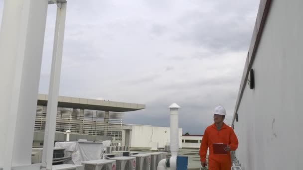 Mannelijke Ingenieur Inspecteur Met Klembord Radio Set Lopen Controleren Dak — Stockvideo