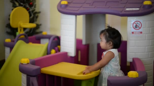 Słodkie Mało Azji Dziewczyna Grać Dziecko Pokój — Wideo stockowe