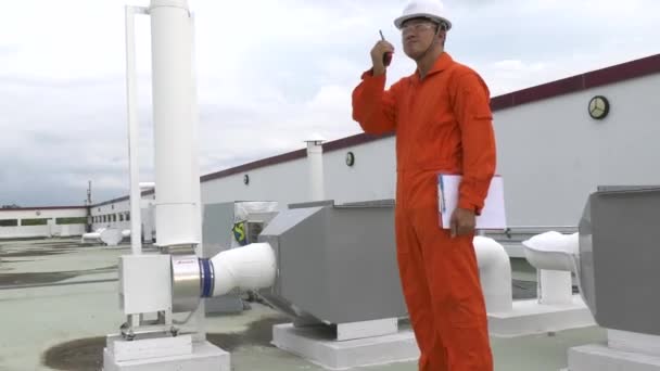 Inspetor Engenheiro Com Prancheta Verificando Equipamentos Telhado Planta Falando Aparelho — Vídeo de Stock