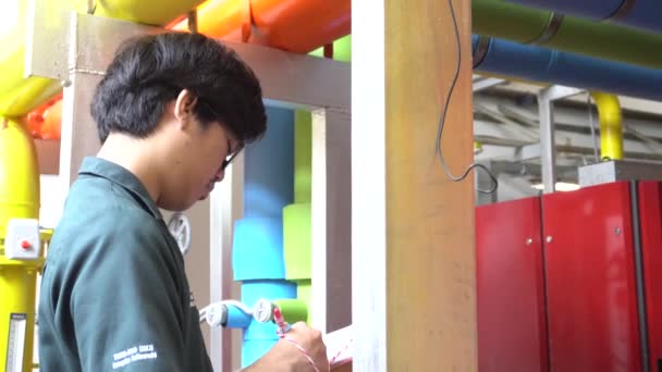 Asiatisk Ingenjör Som Arbetar Pannrummet Underhållskontroll Tekniska Data För Uppvärmningssystem — Stockvideo