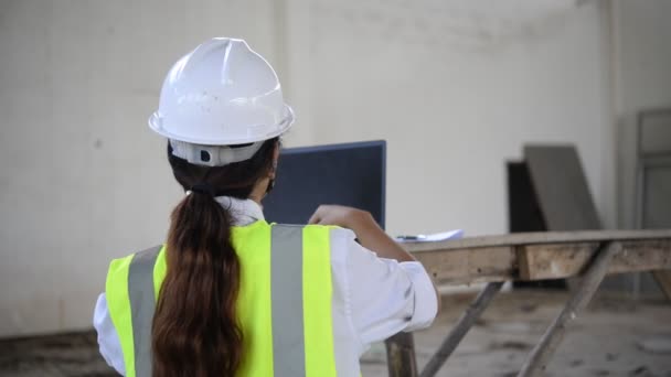 Kobieta Inżynier Wpisując Laptopie Podczas Sprawdzania Hangaru Nowa Lokalizacja Dla — Wideo stockowe