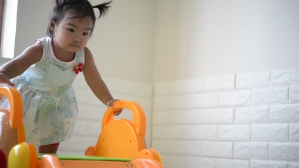 Schattig Klein Aziatisch Meisje Spelen Kind Kamer — Stockvideo
