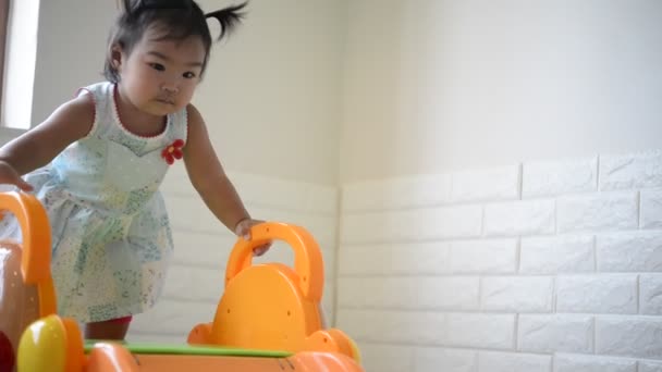 Lindo Poco Asiático Chica Jugando Niño Habitación — Vídeo de stock