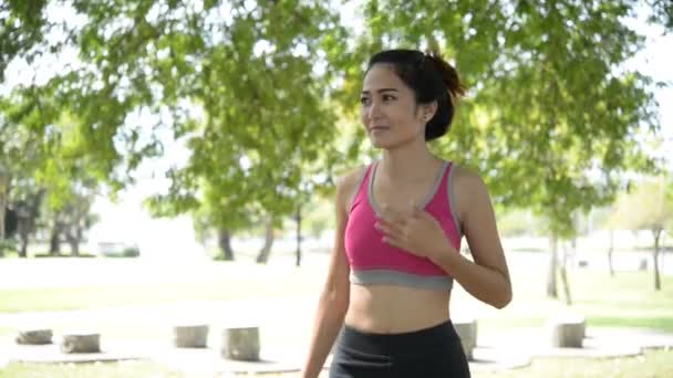 Joven Mujer Asiática Haciendo Ejercicios Parque Durante Día — Vídeo de stock