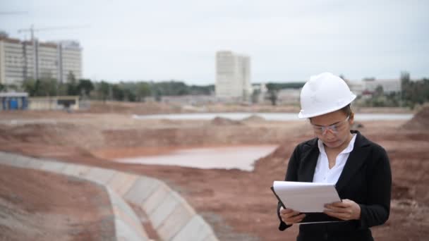 建設現場で働くエンジニアの女性 — ストック動画